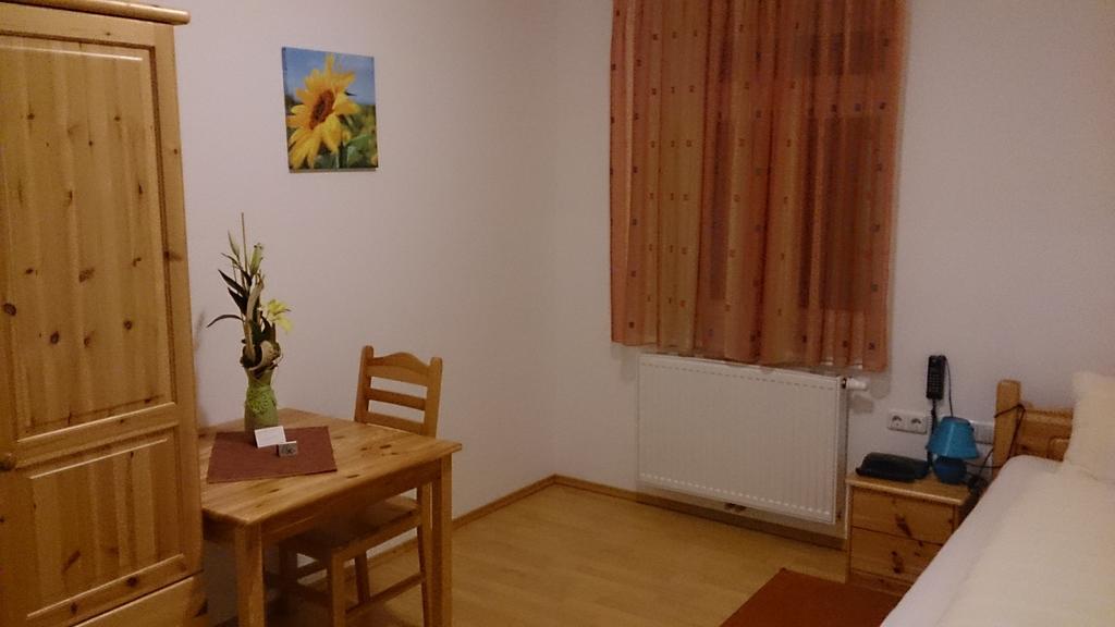 Gasthof Zum Goldenen Pflug อัมชเตทเทิน ห้อง รูปภาพ